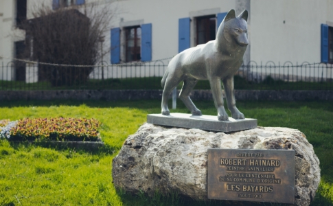 La culture au Val-de-Travers : Loup en bronze des Bayards 2023