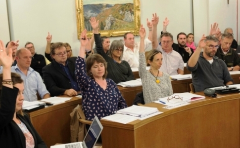90 candidates et candidats sur cinq listes