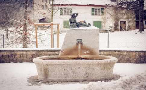 La culture au Val-de-Travers : Fontaine Sirène du sculpteur Léon Perrin à Noiraigue