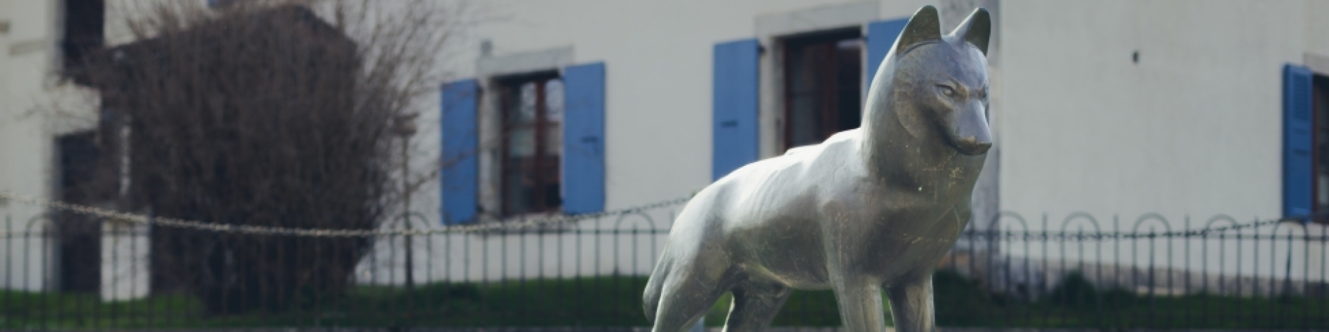 La culture au Val-de-Travers : Loup en bronze des Bayards 2023