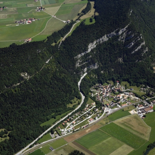 vue aérienne - Noiraigue